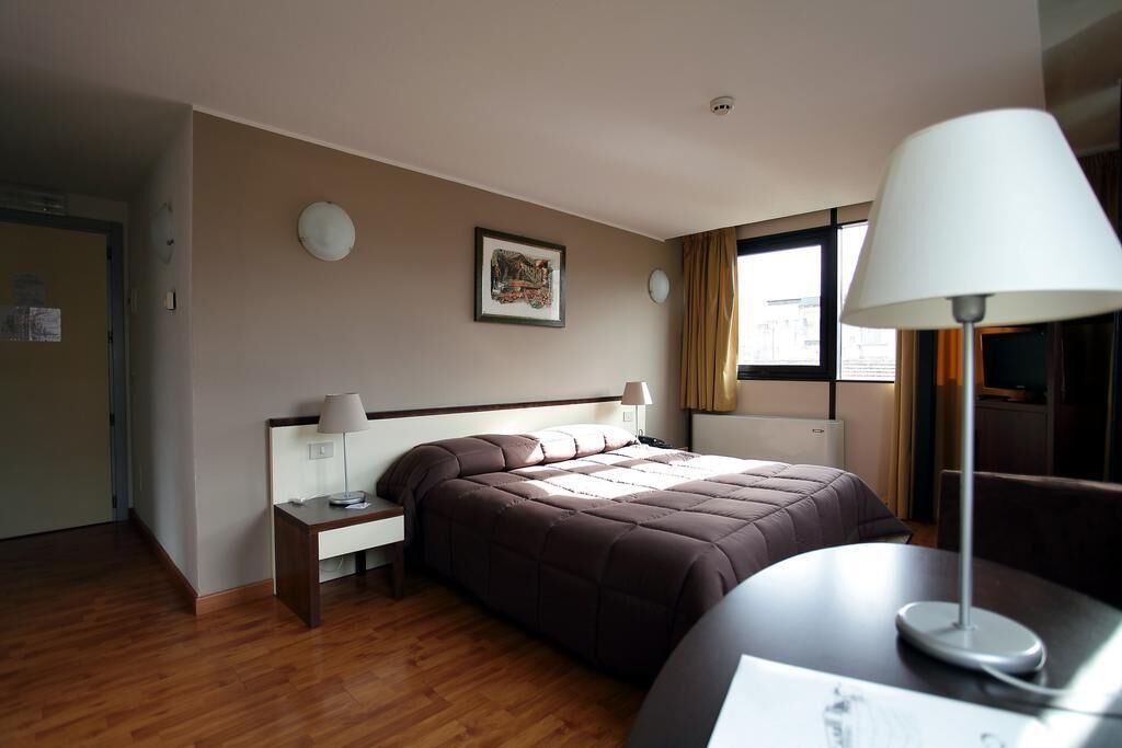 Standard dubbelrum eller tvåbäddsrum | Minibar, värdeförvaringsskåp på rummet och mörkläggningsgardiner