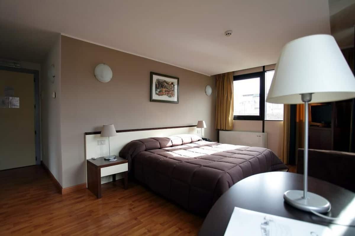 Standard-Doppel- oder -Zweibettzimmer | Minibar, Zimmersafe, Verdunkelungsvorhänge, schallisolierte Zimmer