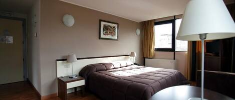 Habitación estándar con 1 cama doble o 2 individuales | Minibar, caja fuerte, cortinas opacas y sistema de insonorización