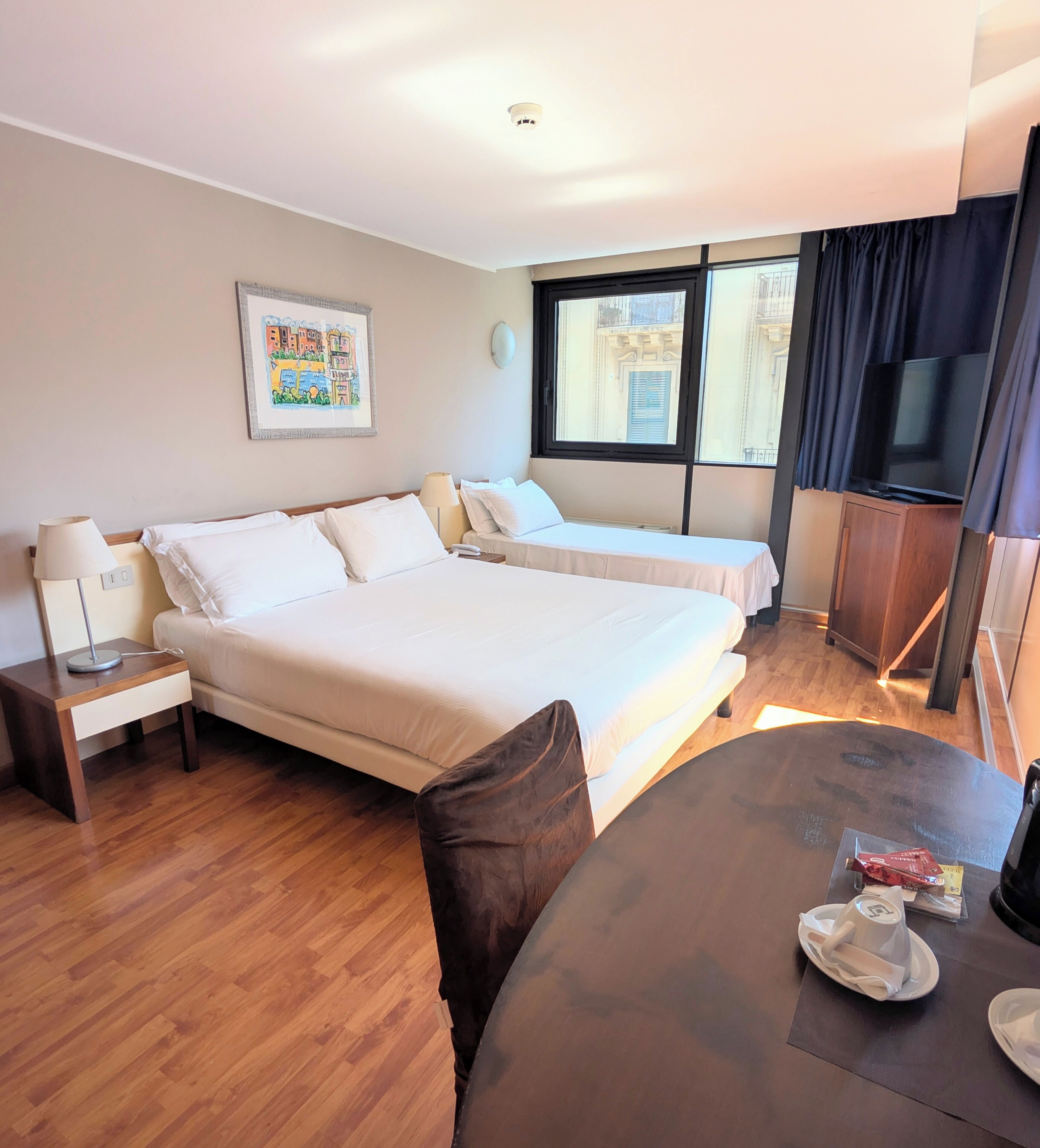 Dreibettzimmer | Minibar, Zimmersafe, Verdunkelungsvorhänge, schallisolierte Zimmer