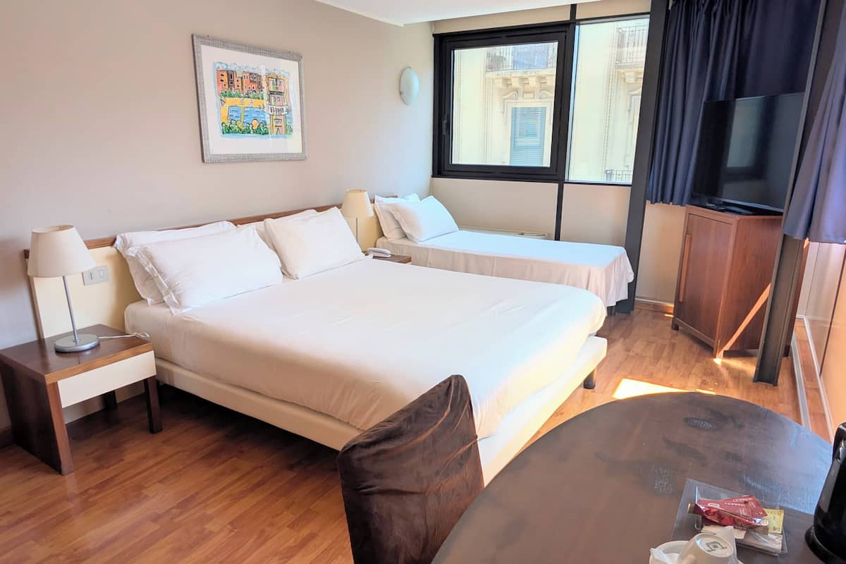 Triple Room | Minibar, in-room safe, blackout curtains, soundproofing