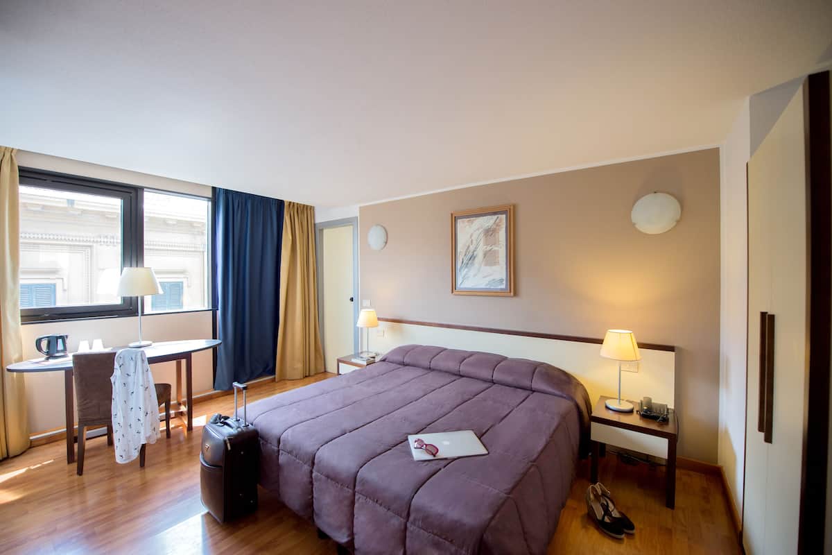 Minibar, Zimmersafe, Verdunkelungsvorhänge, schallisolierte Zimmer