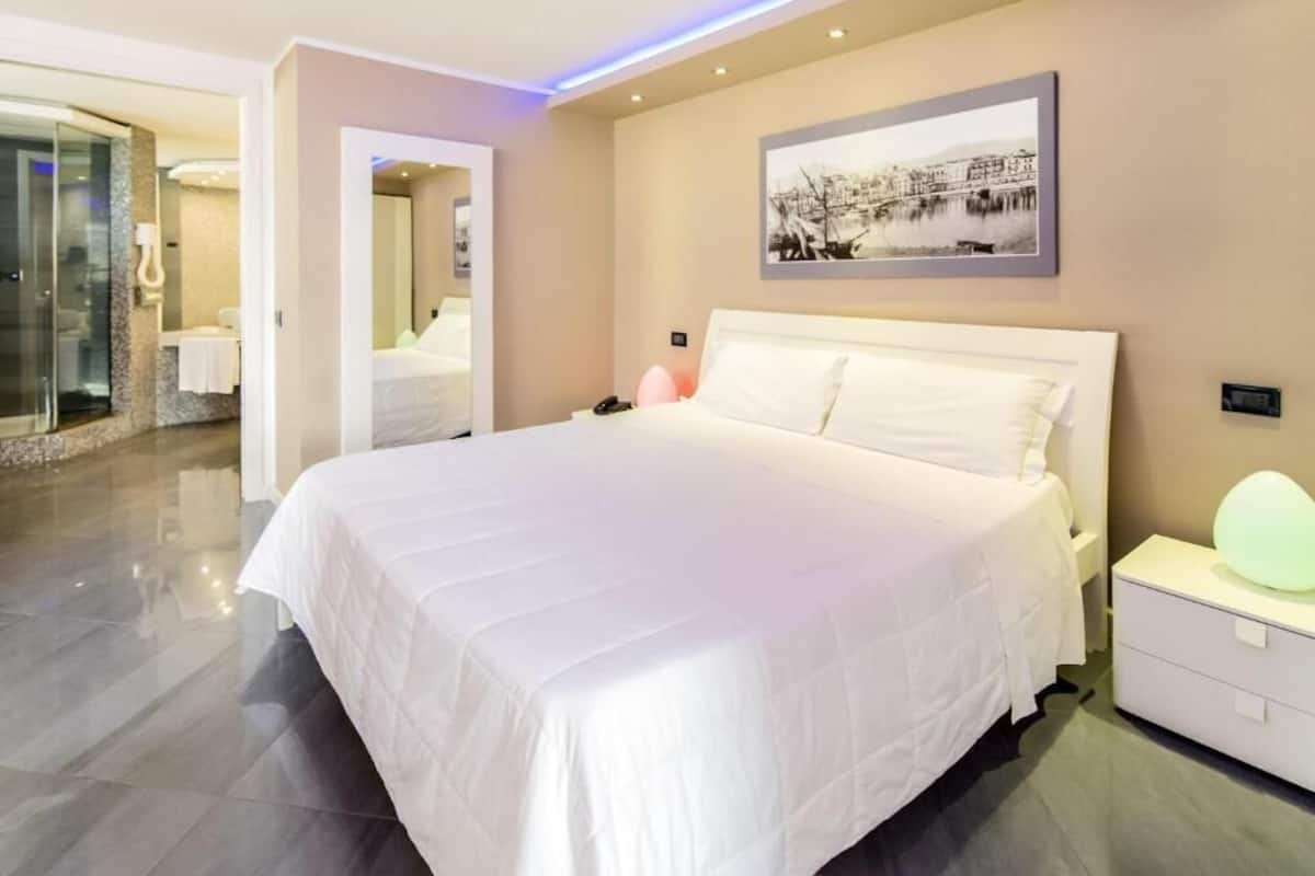 Suite | Minibar, in-room safe, blackout curtains, soundproofing