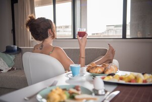 Camera, 1 letto matrimoniale | Minibar, una cassaforte in camera, tende oscuranti, insonorizzazione