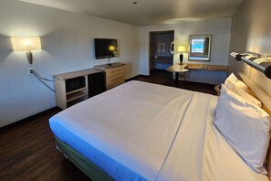 Standard Room, 1 King Bed, Non Smoking | Free WiFi, bed sheets