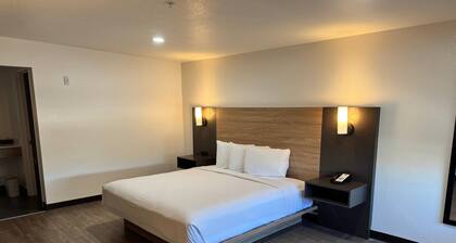 Rodeway Inn & Suites Thousand Palms - Rancho Mirage