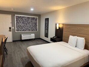 Standard Room, 1 King Bed, Non Smoking | Desk, free WiFi, bed sheets