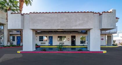Rodeway Inn & Suites Thousand Palms - Rancho Mirage