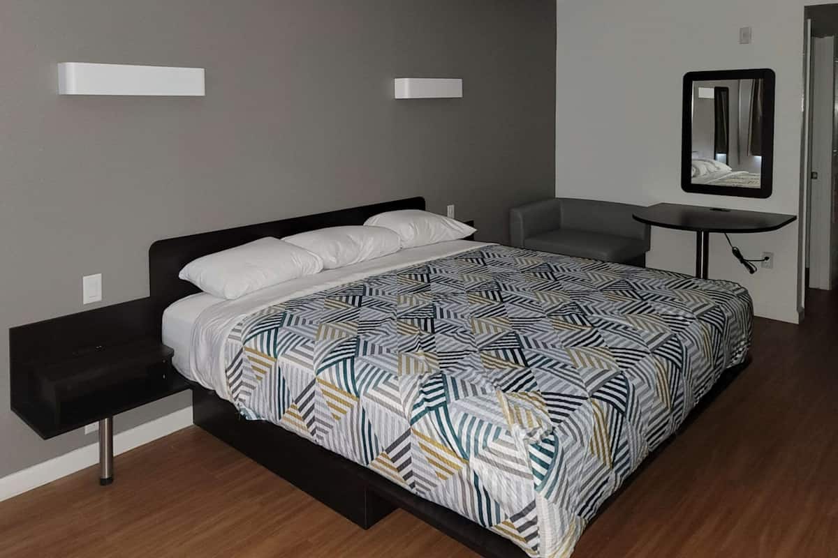 Room, 1 King Bed, Accessible, Non Smoking (Access Tub) | Free WiFi, bed sheets