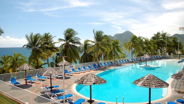 Outdoor pool, pool umbrellas, pool loungers - La Residence Marine Hotel Diamant (Le Diamant)