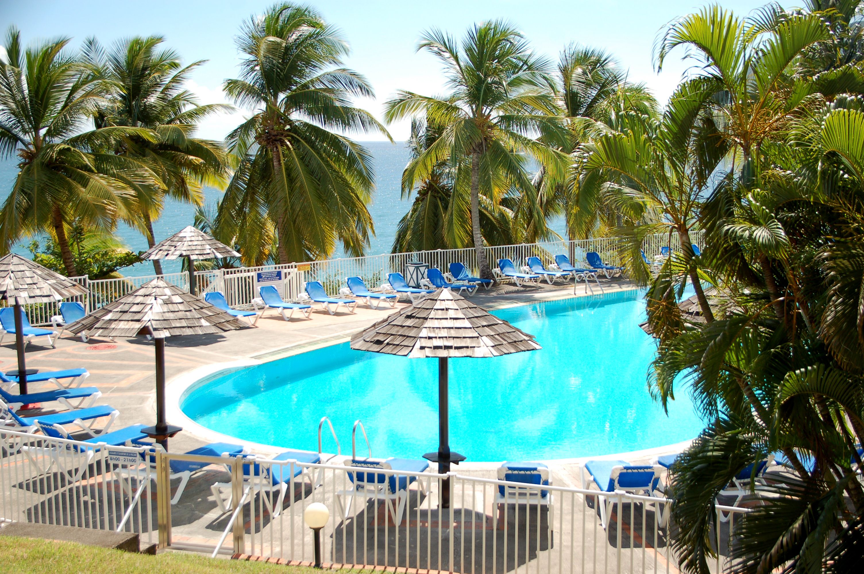 Utendørsbasseng, bassengparasoller og solsenger