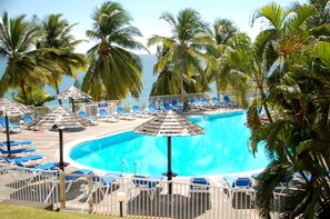 Piscina externa, guarda-sóis, espreguiçadeiras