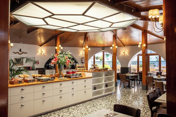 Café da manhã com buffet todos os dias (EUR 18 por pessoa) 