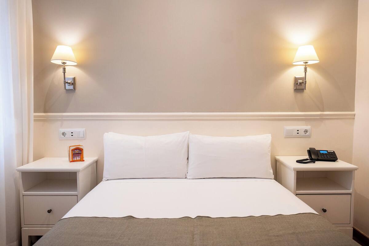 Double Room | 1 bedroom, desk, blackout drapes, soundproofing