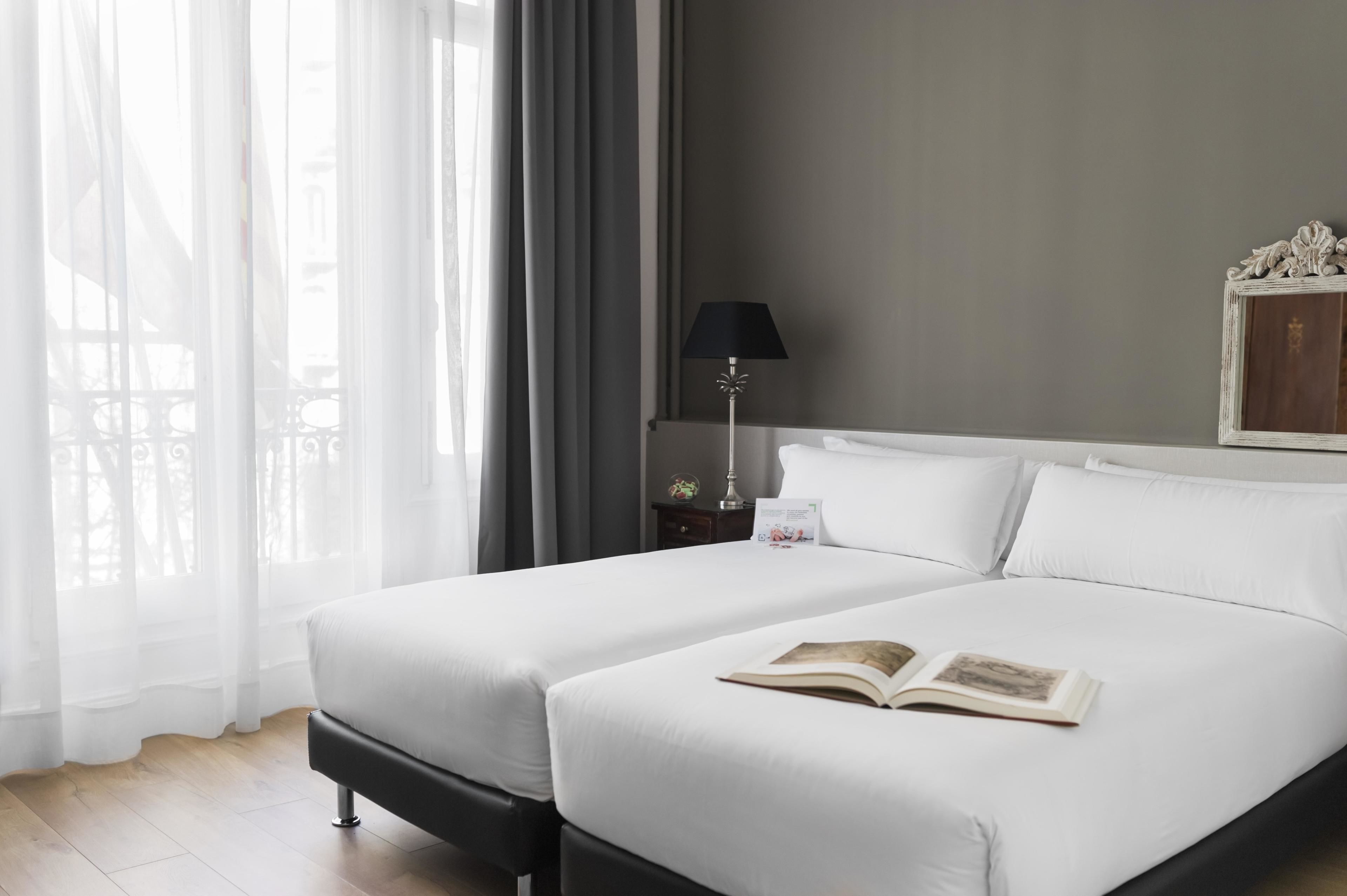 Bureau, rideaux occultants, chambres insonorisées, lits bébé (gratuits)