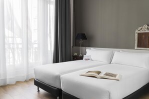 Escritorio, cortinas blackout y sistema de insonorización 