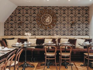 Desayuno buffet (EUR 16 por persona) 