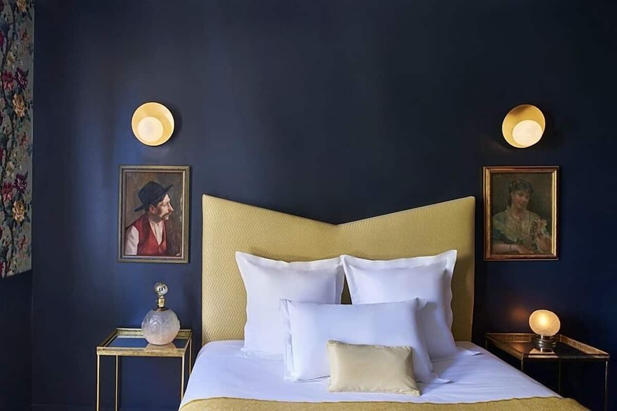 Premium bedding, in-room safe, desk, blackout drapes