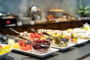 Un buffet proposant une variété de plats et d’ustensiles.