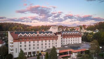 Ett hotell med flera våningar, en framträdande skylt och solpaneler på taket.