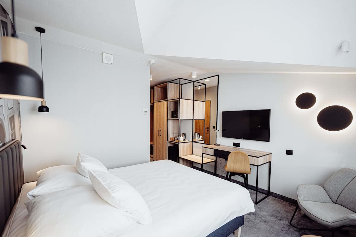 Habitación superior, 1 cama matrimonial | Ropa de cama hipoalergénica y escritorio