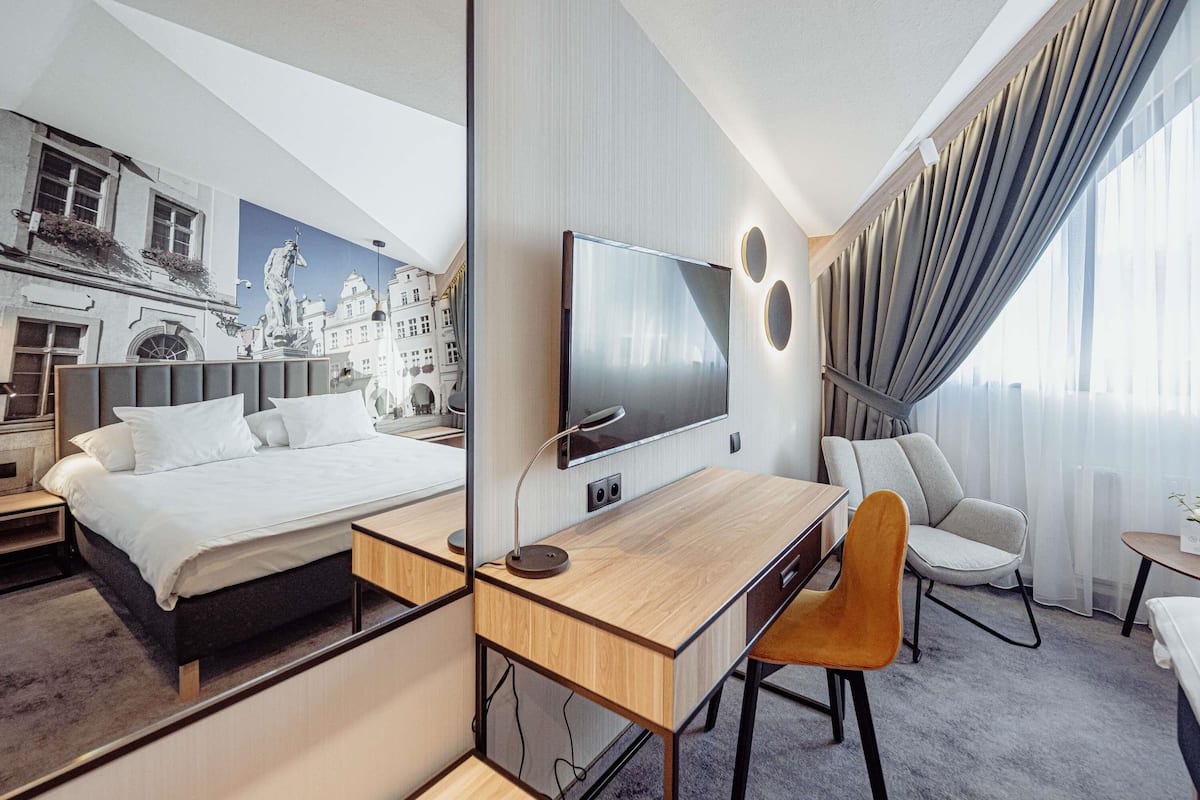 Superior Room, 1 Double Bed | Hypo-allergenic bedding, desk, laptop workspace, blackout drapes