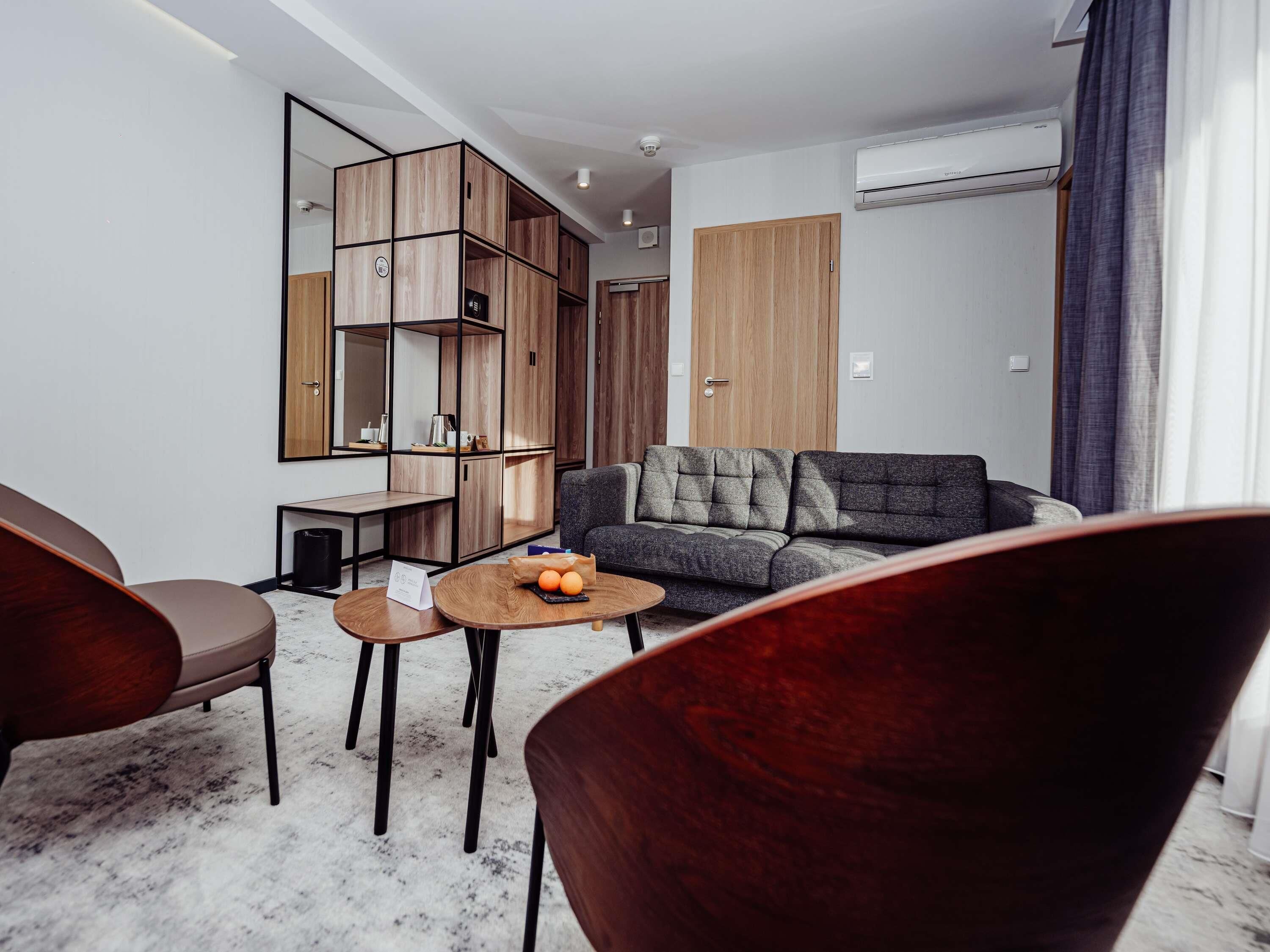 防过敏的被褥、办公桌、笔记本电脑工作区、遮光窗帘