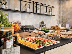 Se ofrece un desayuno bufé todos los días (por un coste adicional)