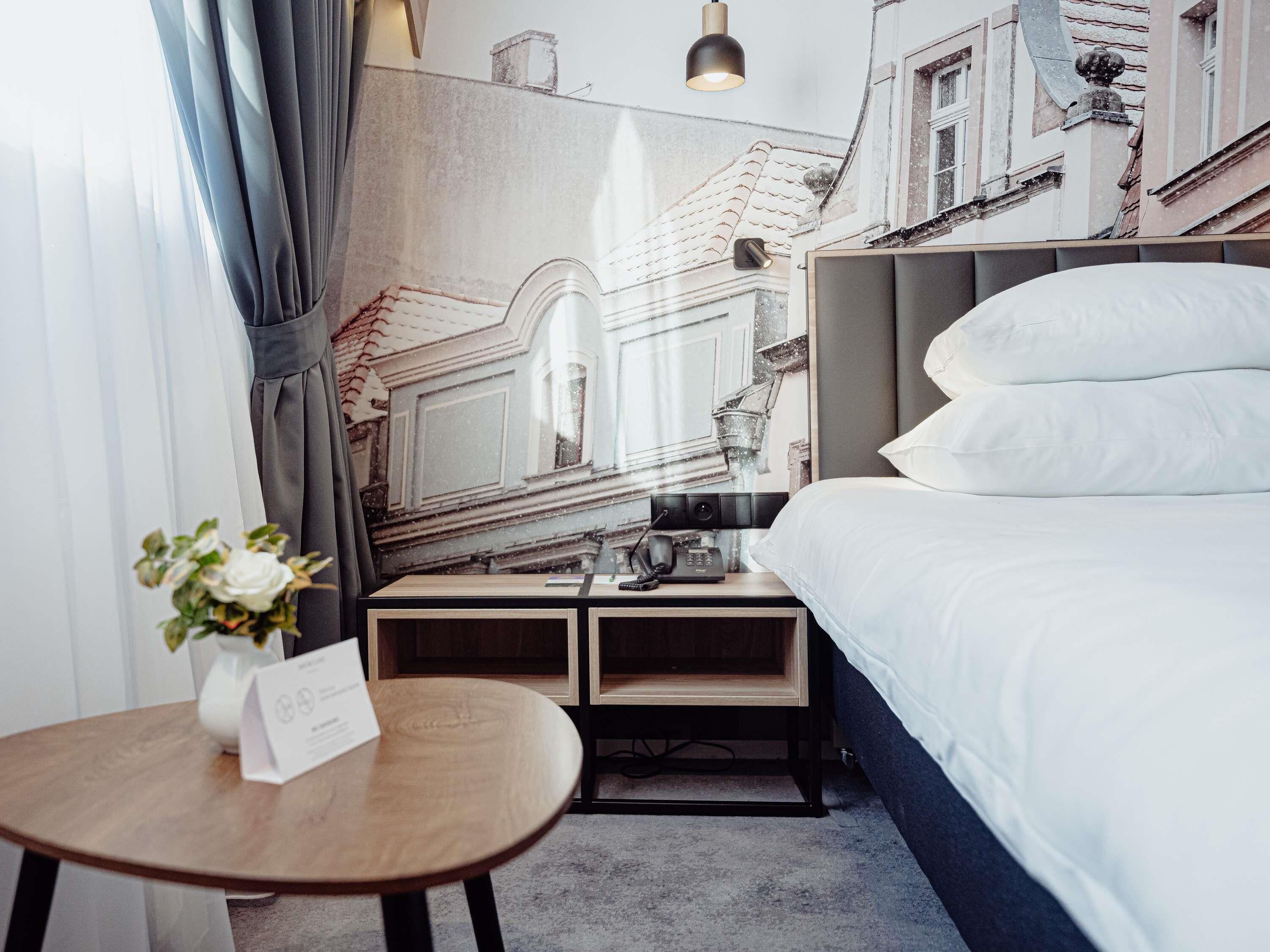 防过敏的被褥、办公桌、笔记本电脑工作区、遮光窗帘