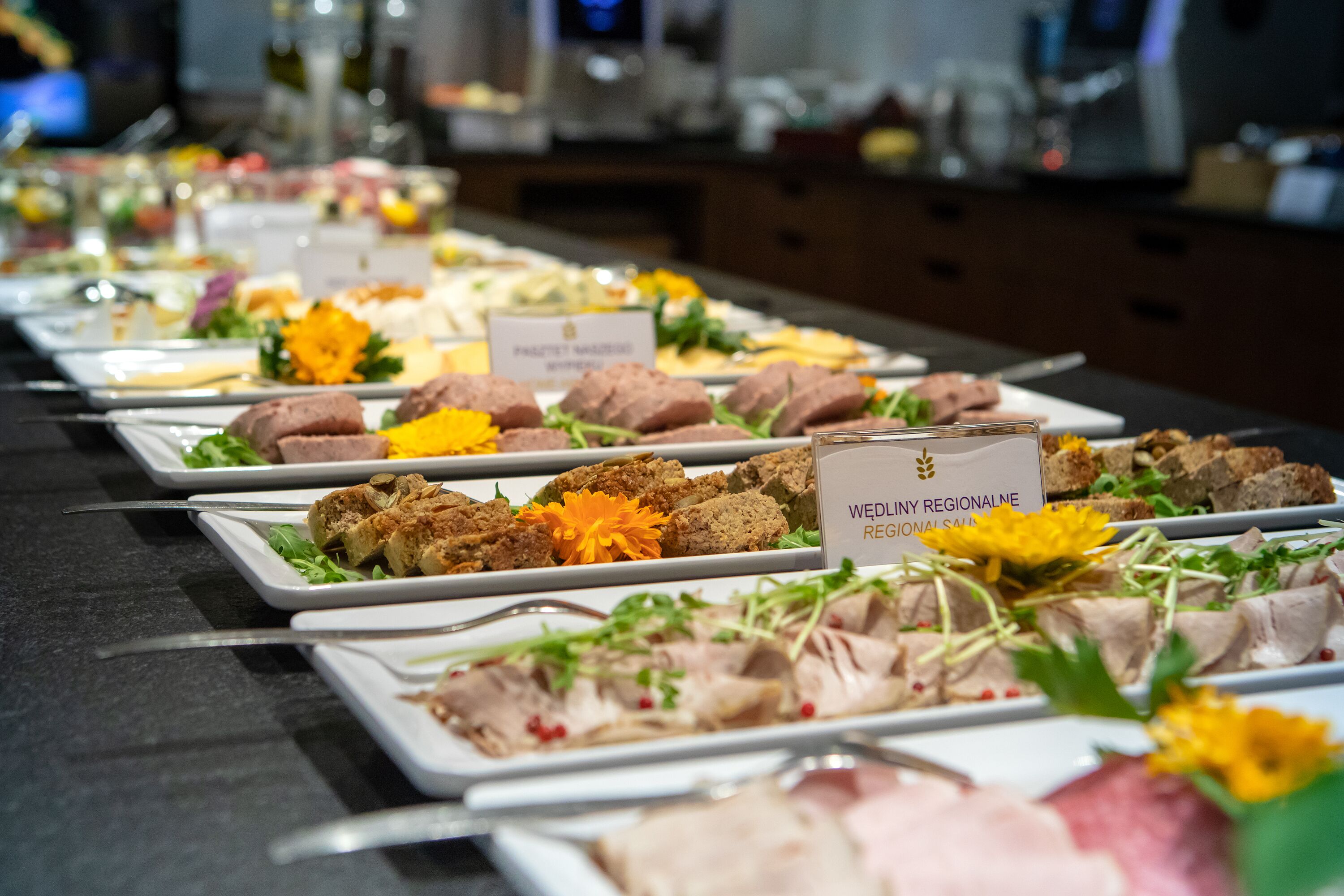 daily buffet breakfast (pln 60 per person)