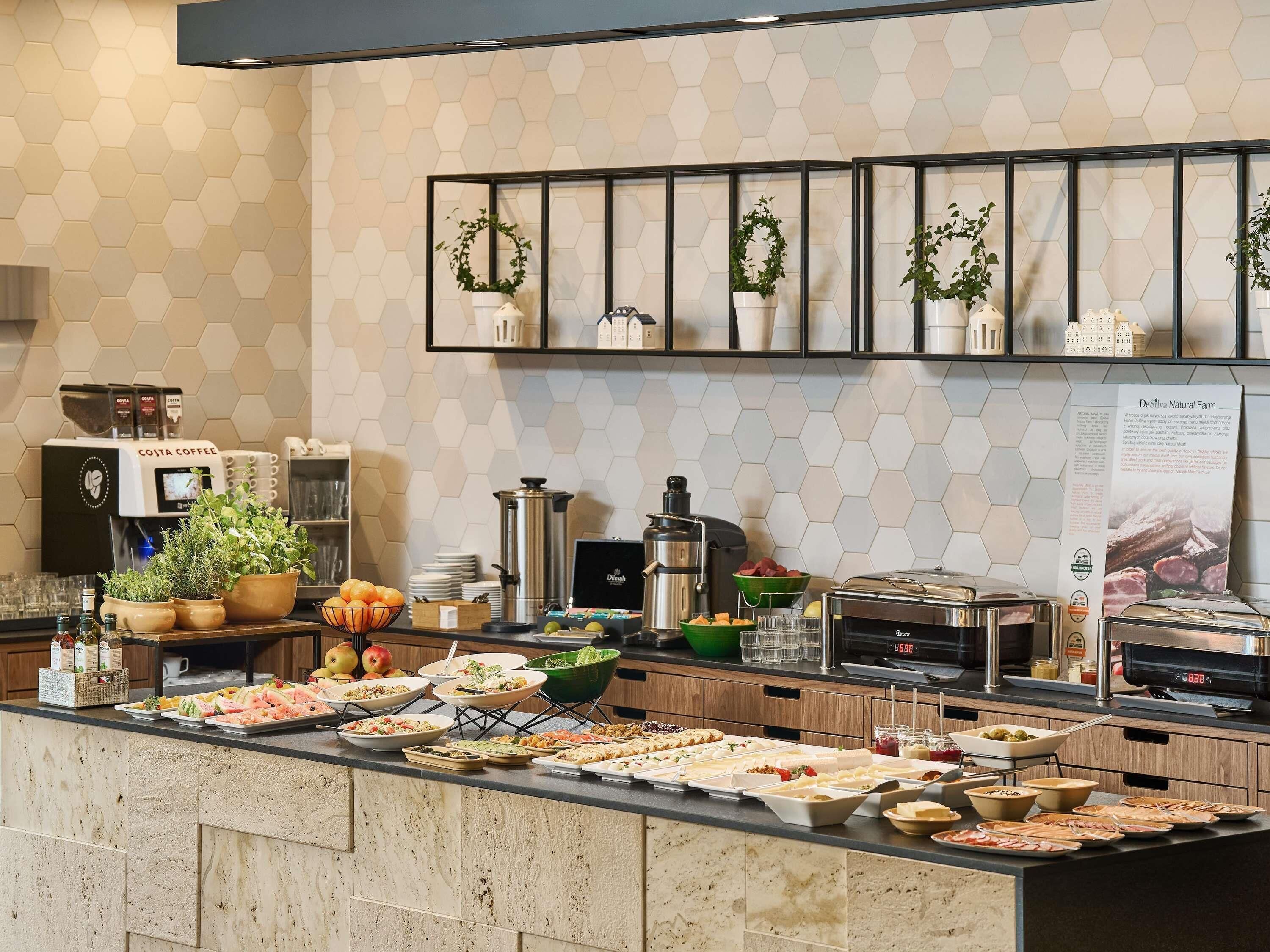 Petit déjeuner buffet servi tous les jours en supplément