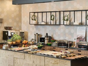 Se ofrece un desayuno bufé todos los días (por un coste adicional)