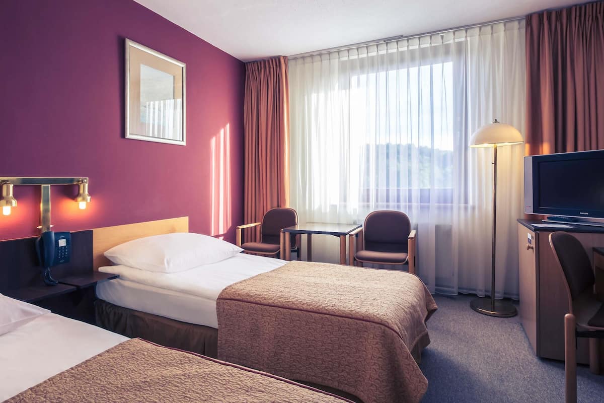 Standard Room, 2 Twin Beds | Hypo-allergenic bedding, desk, laptop workspace, blackout drapes