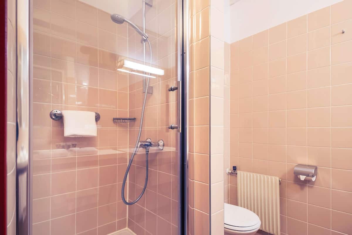 Ropa de cama hipoalergénica y escritorio