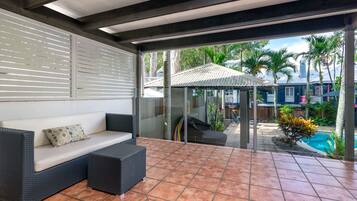 Pool View Studio Plus | Terrace/patio