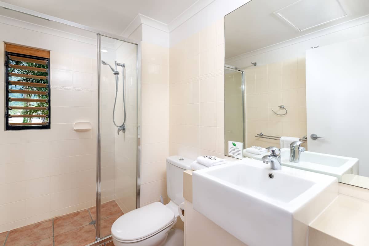 pool view studio | bathroom | free toiletries, hair dryer, towels, soap