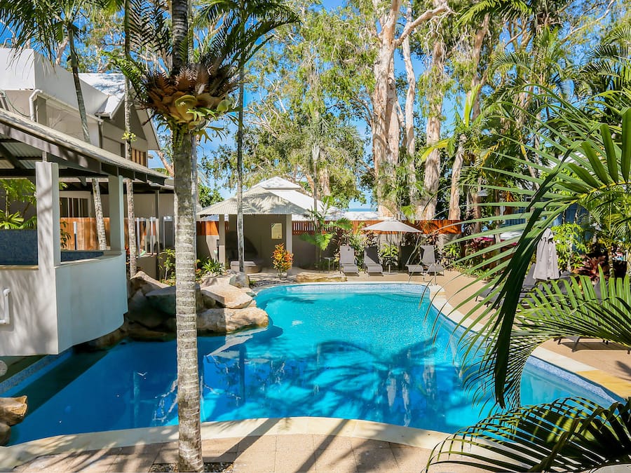 Piscine extérieure, cabanons gratuits, parasols de plage