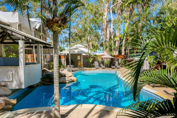 Piscine extérieure, cabanons gratuits, parasols de plage