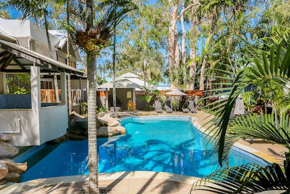 Piscina externa, funciona das 7h às 21h, barracas de cortesia