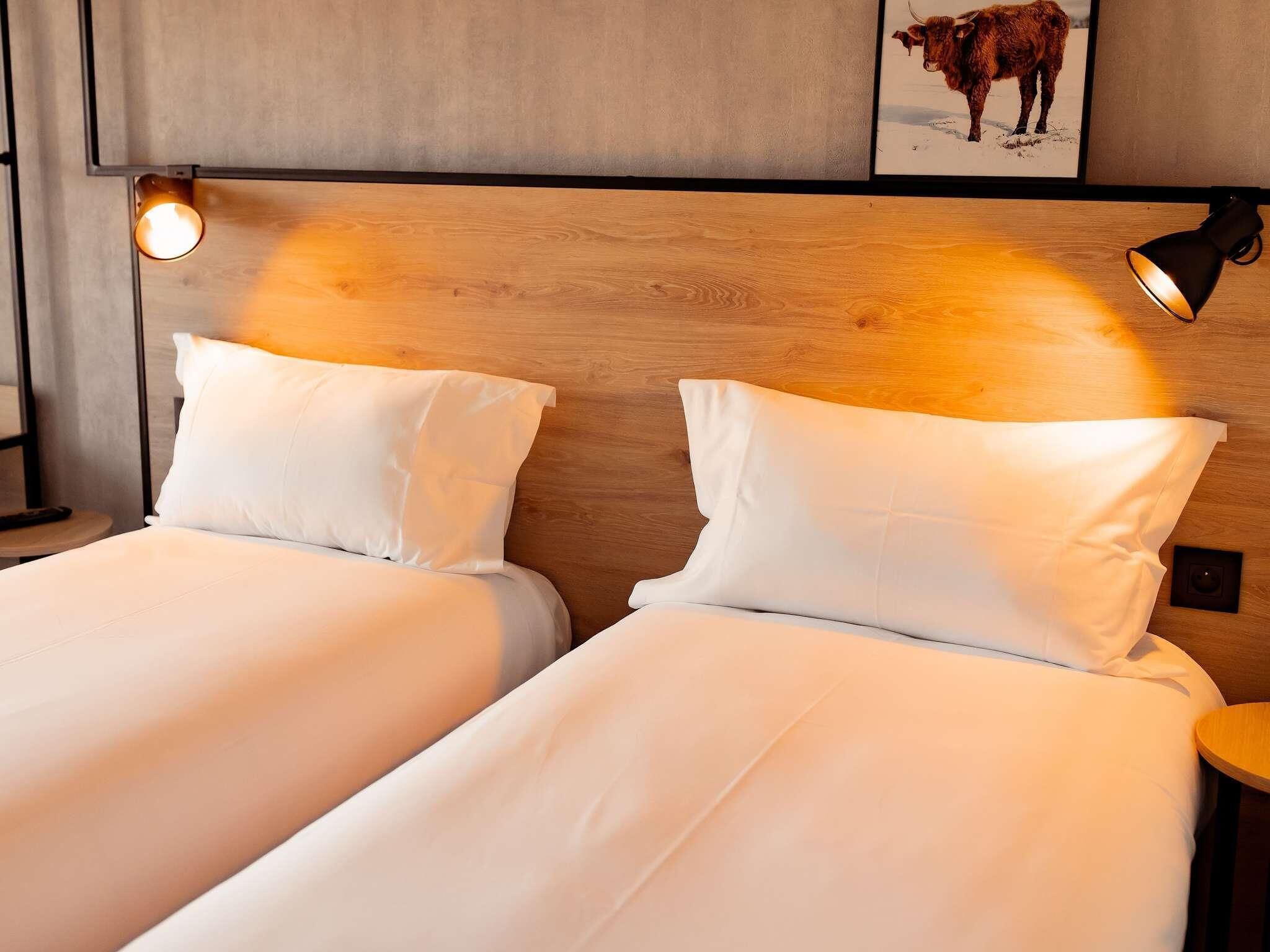 Escritorio, tabla de planchar con plancha, wifi gratis y despertador 
