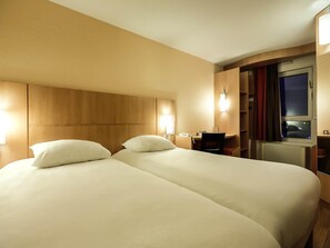 Habitació doble estàndard, 1 llit doble | Escriptori, planxa i posts de planxar, wifi gratuïta i roba de llit 