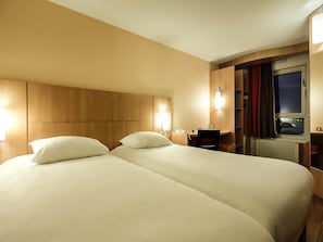 Habitació doble estàndard, 1 llit doble | Escriptori, planxa i posts de planxar, wifi gratuïta i roba de llit