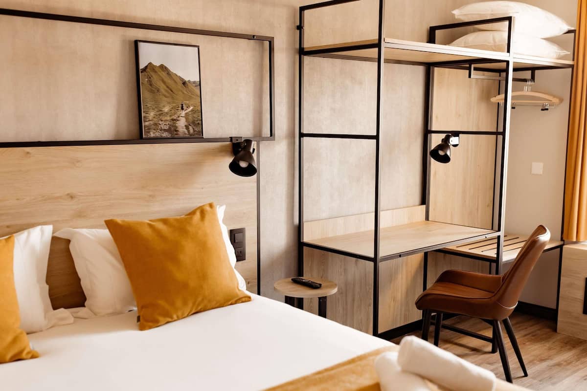 Phòng đôi Tiêu chuẩn, 1 giường đôi | Bàn, bàn ủi/dụng cụ ủi quần áo, truy cập Internet không dây miễn phí