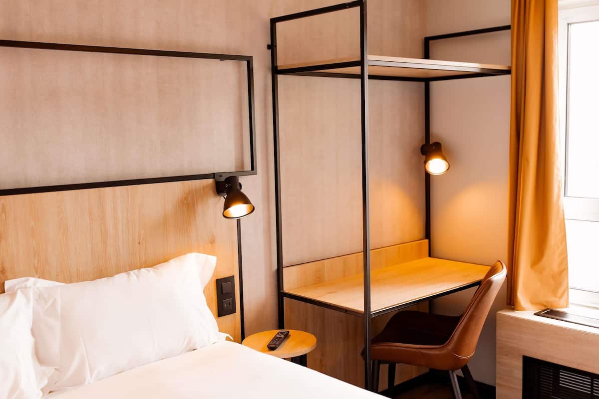 Phòng, 1 giường đôi, phù hợp cho người khuyết tật | Bàn, bàn ủi/dụng cụ ủi quần áo, truy cập Internet không dây miễn phí