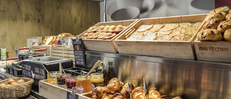 Frukostbuffé varje dag (EUR 10.90 per person)