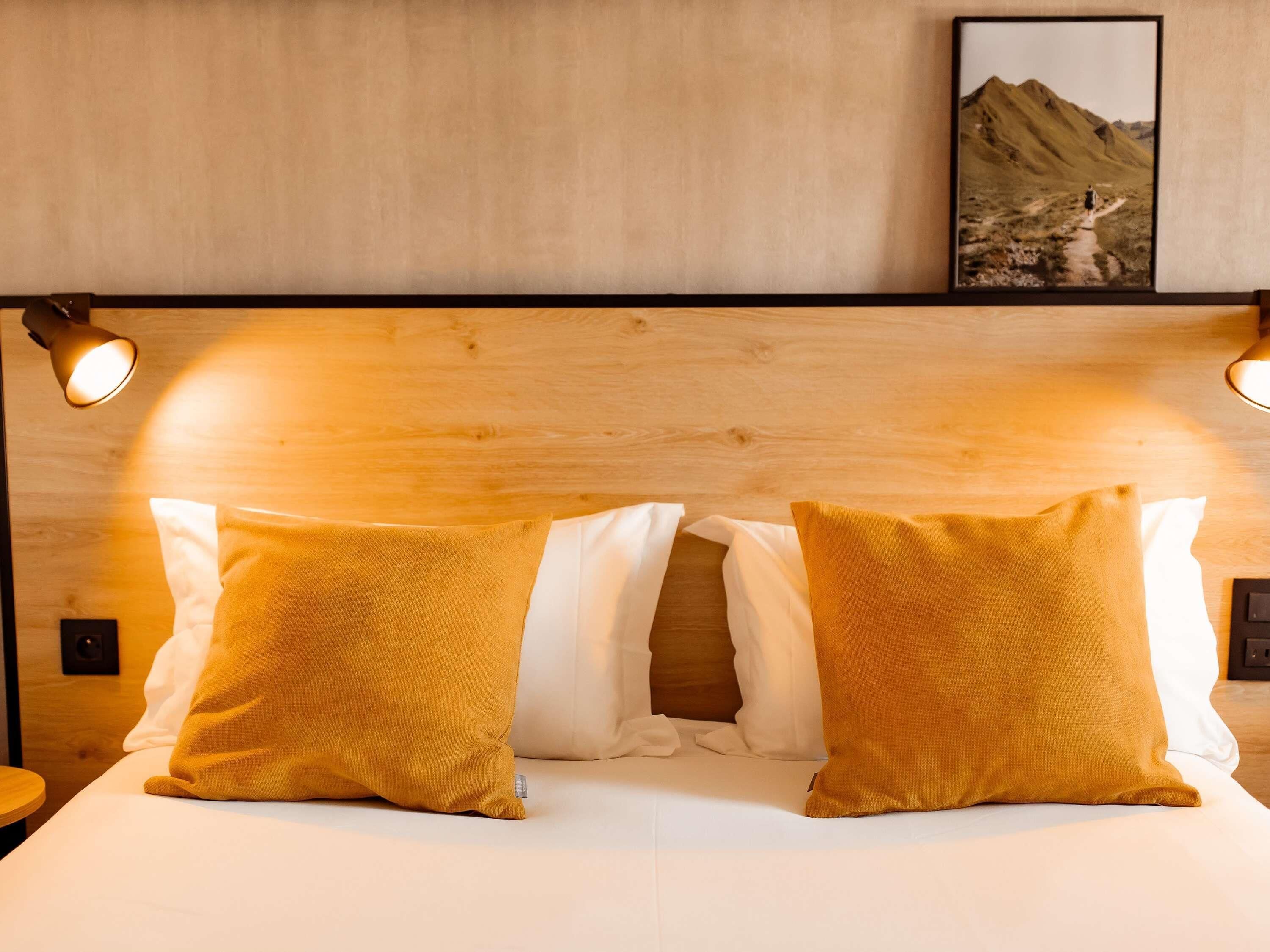 デスク、アイロン / アイロン台、WiFi (無料)、ベッドシーツ