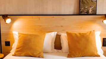 Escritorio, tabla de planchar con plancha, wifi gratis y ropa de cama