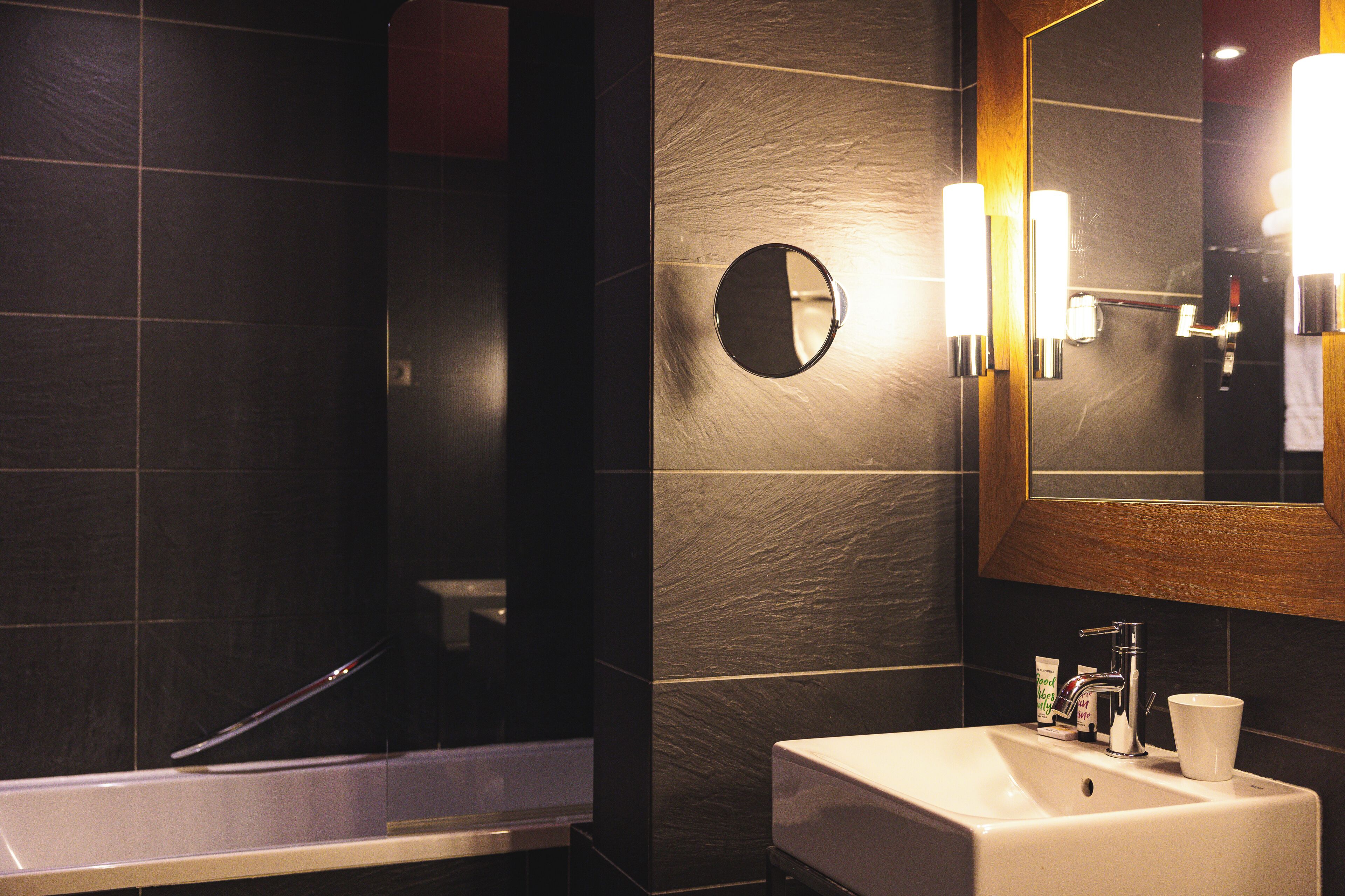 chambre triple supérieure côté mont blanc | bathroom | free toiletries, hair dryer, bathrobes, towels