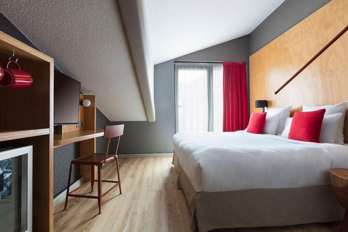 Luxe beddengoed, een minibar, een kluis op de kamer, een bureau
