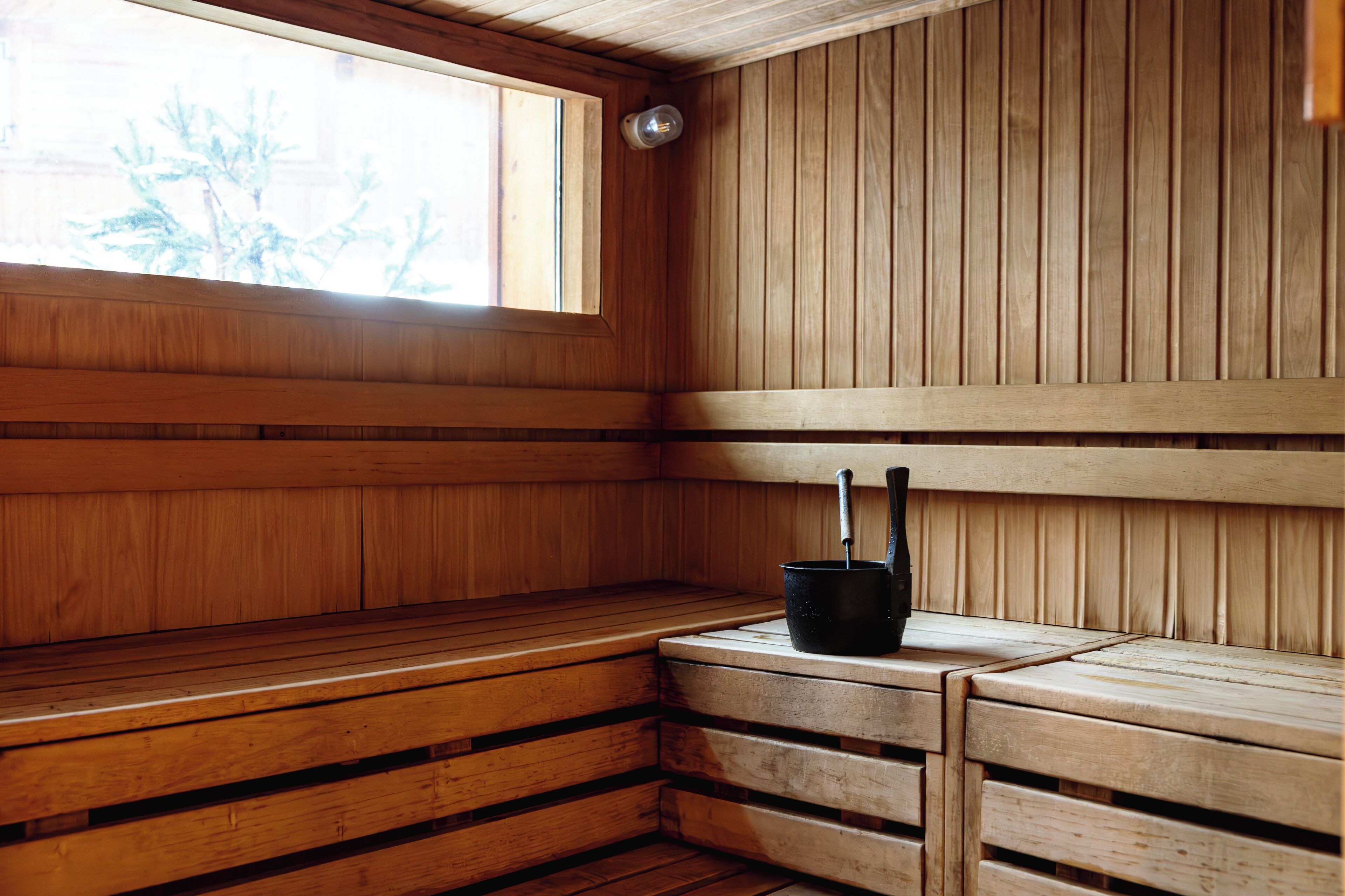 Eine Sauna mit Holzbänken und einem Fenster.